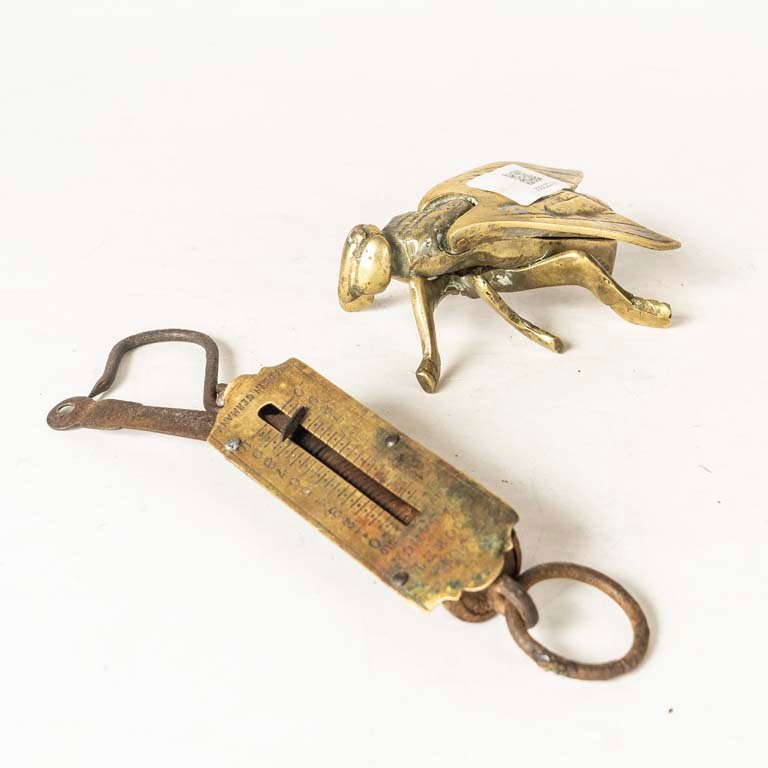 Cenicero Mosca de Bronce y Balanza Antigua de Metal