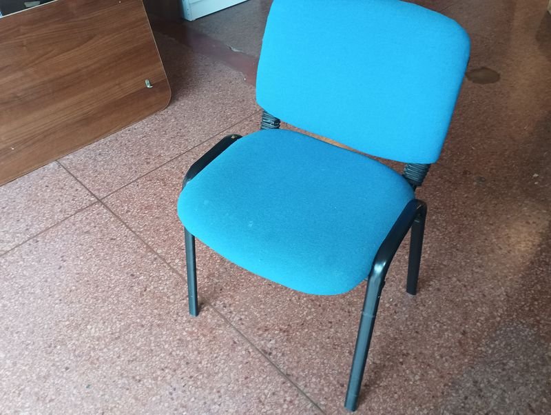 Silla acolchada metal y tela azul - imagen 2