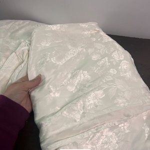 Dos Paños de Cortina Blancos con Diseño Floral - imagen 3