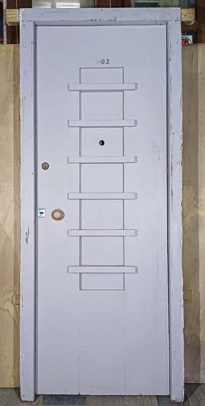 Lote siguiente: Puerta de ingreso de cedro con marco en pinotea