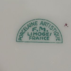 Lote de Porcelana Variada: Platos Decorativos, Ensaladera y Jarrita - imagen 11