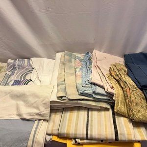 Lote de Ropa de Cama Variada en Buen Estado - imagen 5