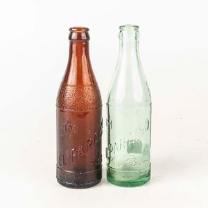 Lote siguiente: 2 Botellas de Vidrio Refrescos El Paraíso Vintage