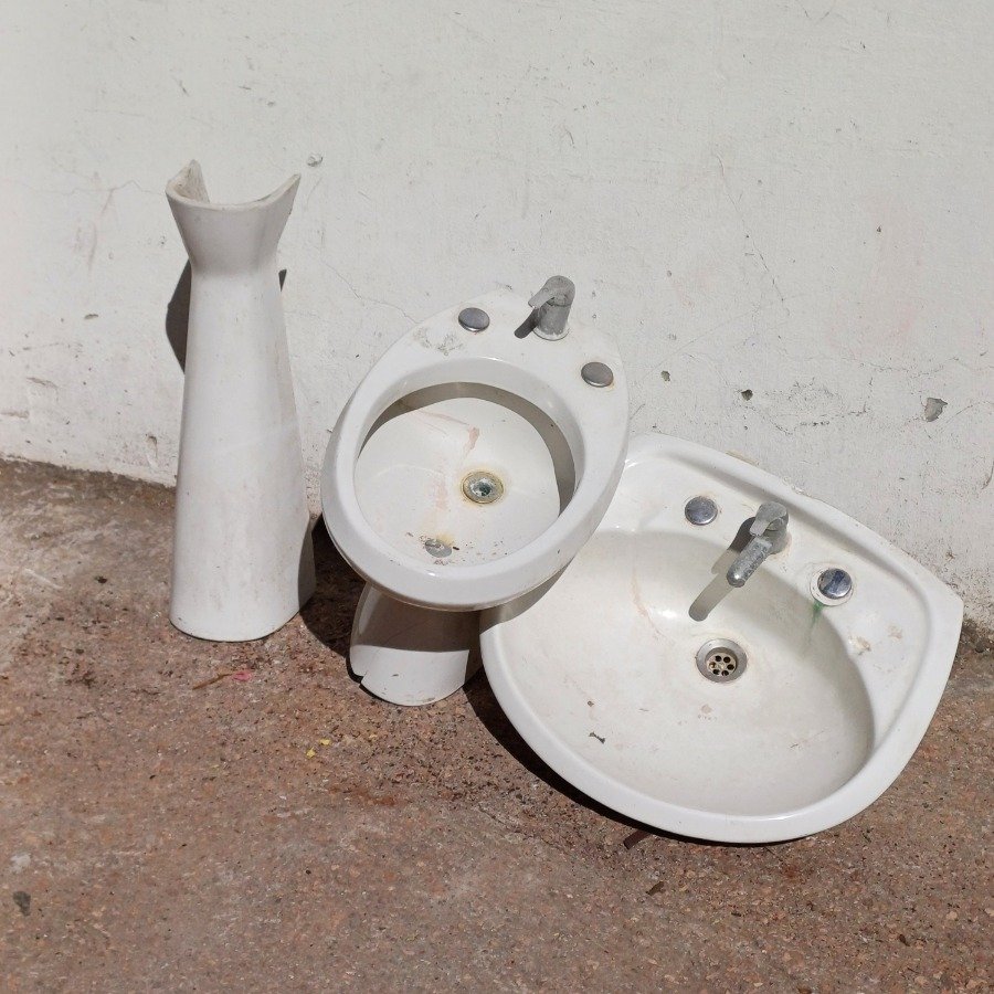 Tres piezas de loza para baño nórdico - imagen 3