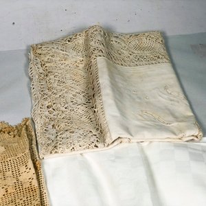 Tres Manteles Blancos de Hilo Calado con Detalles de Encaje - imagen 4