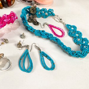 Lote de Bijouterie Variada: Collares, Pulseras y Aretes - imagen 3