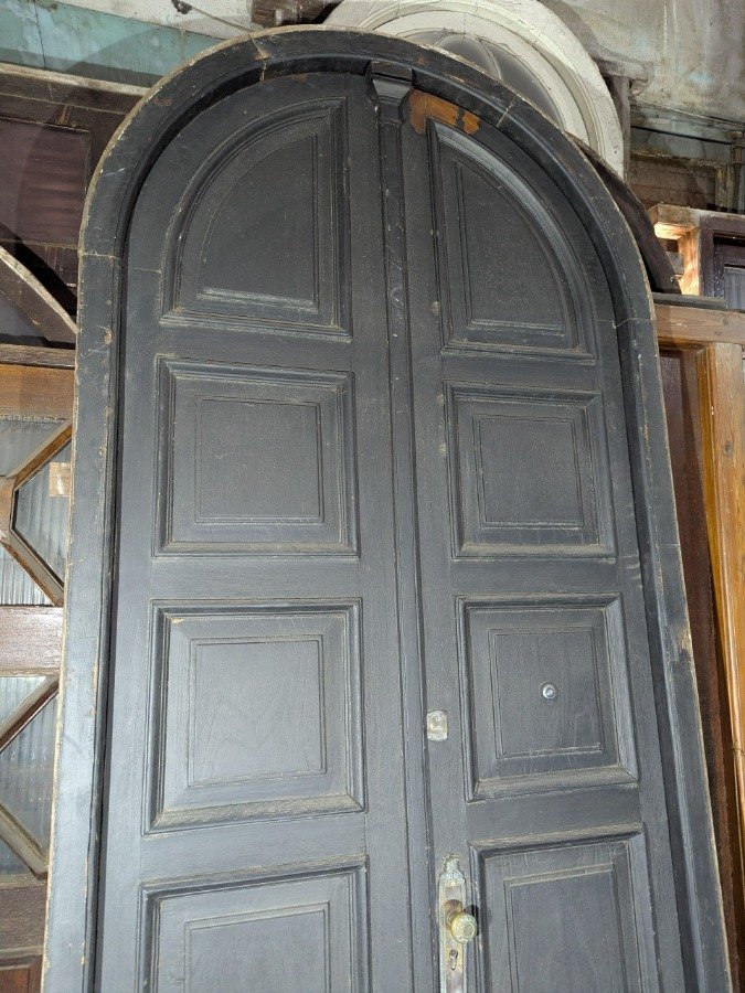 Puerta arqueada de madera con panelado en cedro y marco de pinotea - imagen 5