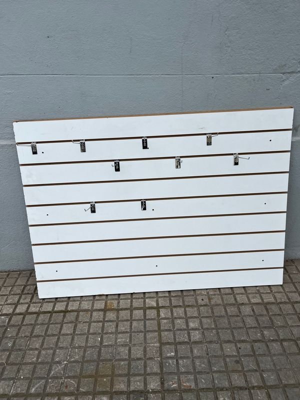 Panel Ranurado Blanco para Exhibición con Ganchos - imagen 1