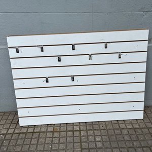 Panel Ranurado Blanco para Exhibición con Ganchos - imagen 1