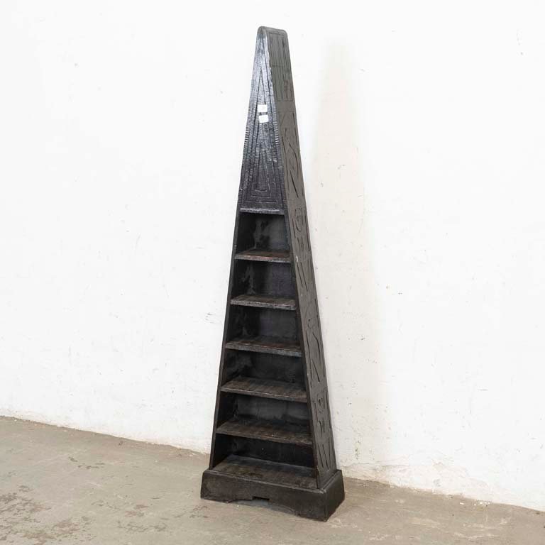 Estante Rústico Triangular de Cinco Niveles con Tallado Africano