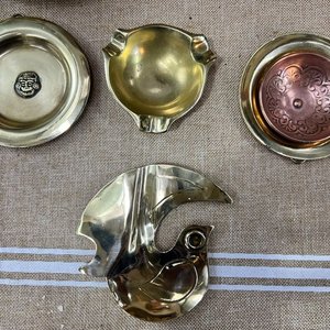 Lote de 5 Ceniceros y Bandejas Antiguas de Metal - imagen 16