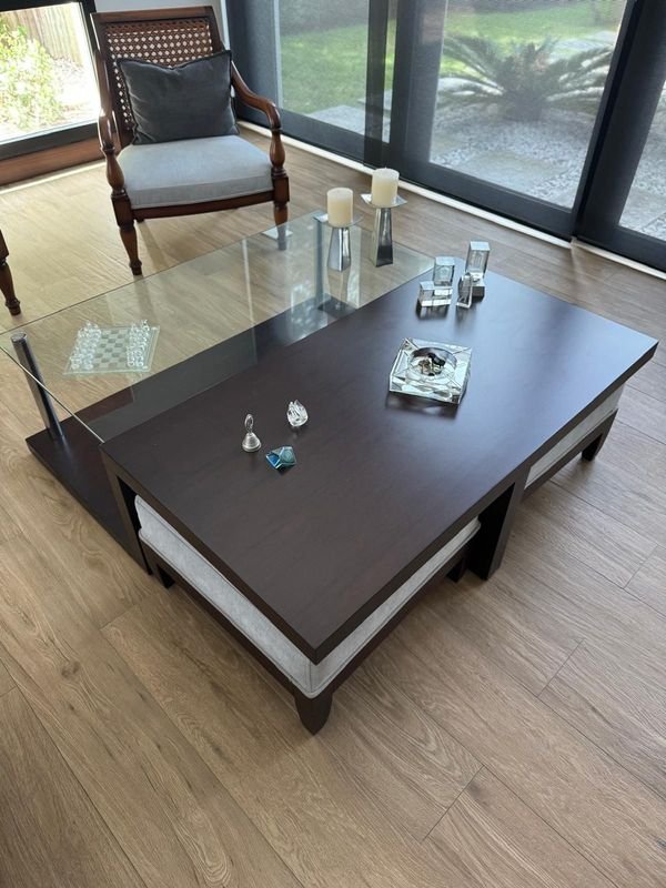 Mesa ratona en madera y cristal con 2 puf - imagen 1