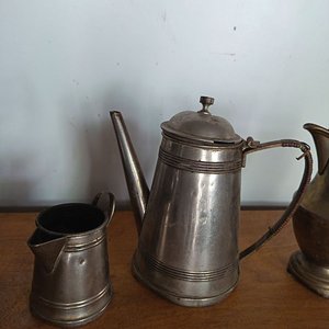 Lote de Jarritas y Cafeteras Metálicas Antiguas - imagen 3