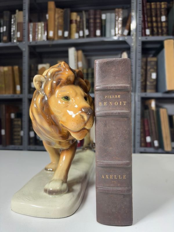 Lote siguiente: Libro y Figurita de León en Cerámica