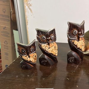 Lote Decorativo: Tres Búhos de Madera y Figuras Varias - imagen 3