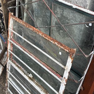 Lote anterior: Ventanas Antiguas con Reja de Hierro