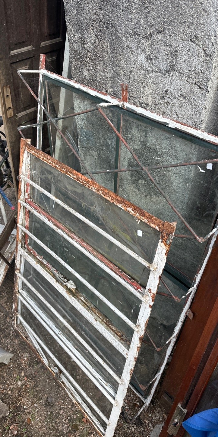 Ventanas Antiguas con Reja de Hierro