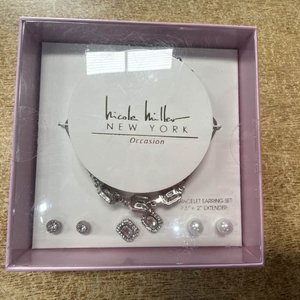 Lote siguiente: Par de Aretes y Pulsera Nicole Miller New York Occasion