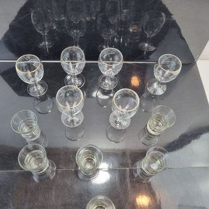 L 269 - Lote De 12 Piezas - Atractivo lote de 12 piezas de cristalería, compuesto por 6 copas para licor con filo dorado y 6 pequeños vasos shot, ideales - imagen 4