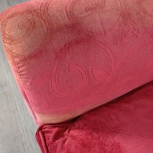 Sillón Berger Rojo con Tapizado Desgastado por el Sol - imagen 6