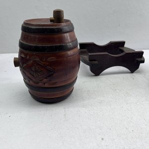 Barril de Madera Tallado con Soporte - imagen 3