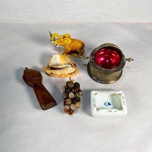 Lote de 6 piezas: Mano de madera, elefante con pez, uvas de piedra, cenicero y más - imagen 2