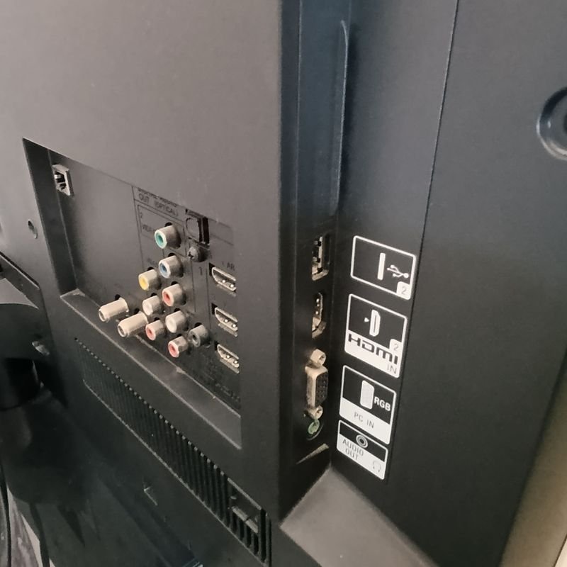 TV LED Sony Bravia de 32 pulgadas con base y control remoto - imagen 5