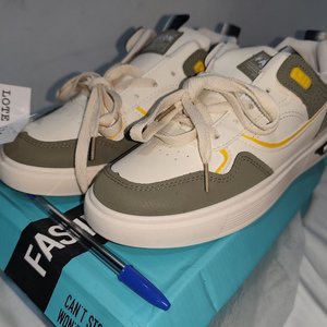 Zapatillas Deportivas Unisex Eco Cuero Náutico Verde y Beige Talle 40 - imagen 1