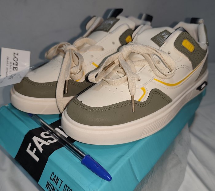 Zapatillas Deportivas Unisex Eco Cuero Náutico Verde y Beige Talle 40