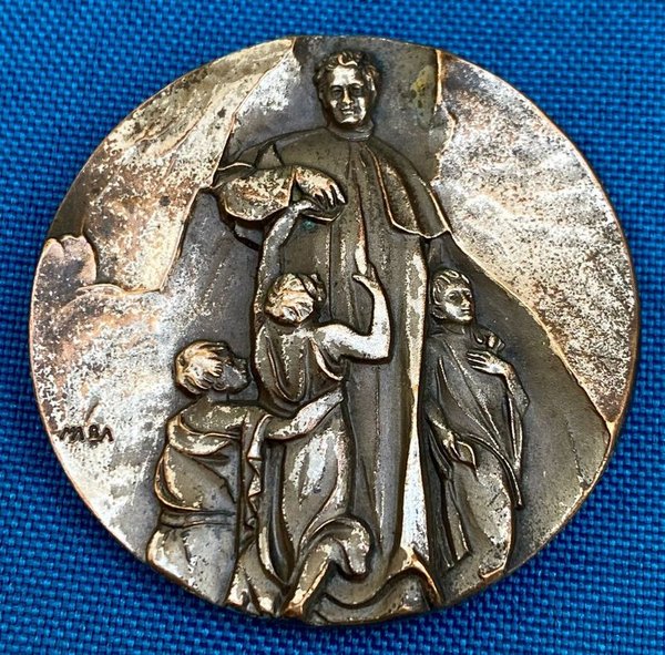 Medalla religiosa de Don Bosco, firmada MABA - imagen 1
