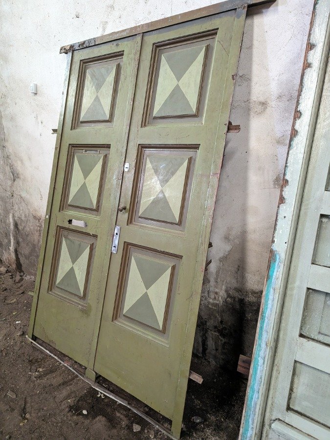 Puerta antigua de hierro y chapa gruesa - imagen 7
