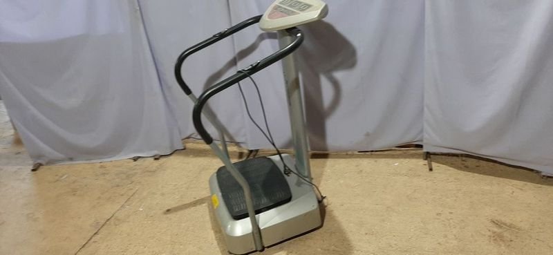 Lote siguiente: Plataforma Vibratoria MasterFVit - Equipo Electrónico