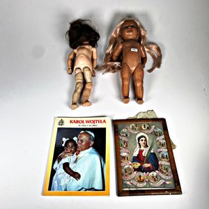 Libro "Karol Wojtyla Su Vida y Su Obra", Cuadro Religioso y Dos Muñecas de Pasta - imagen 2