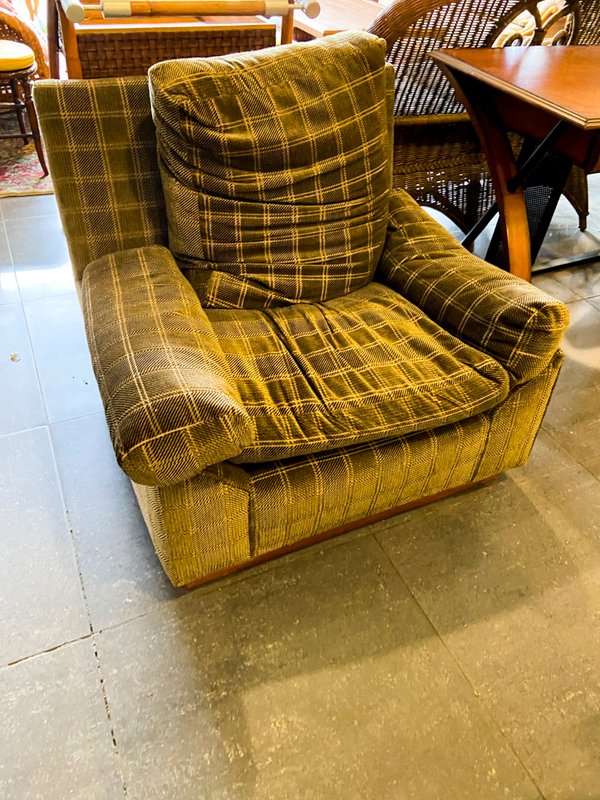 Sillón de Sala con Tapizado a Cuadros y Mesa de Madera - imagen 1