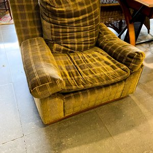 Lote anterior: Sillón de Sala con Tapizado a Cuadros y Mesa de Madera