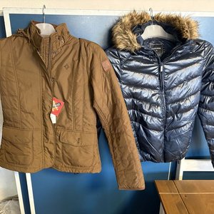 Lote anterior: Dos Camperas: Marrón Talle 90 y Azul con Corderito Talle 85