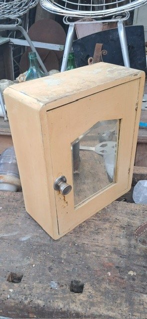 Lote anterior: Botiquín antiguo con espejo biselado
