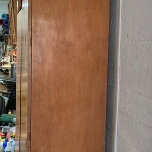 Ropero de Madera con Tres Puertas, Estantes y Cajones - imagen 9