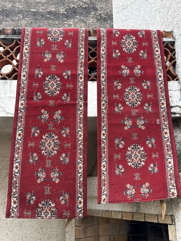 Alfombra Roja Estampada con Diseño Floral