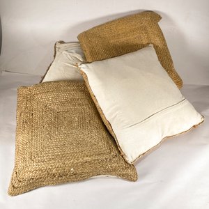 Lote anterior: Cuatro Almohadones de Ratan y Tela Natural