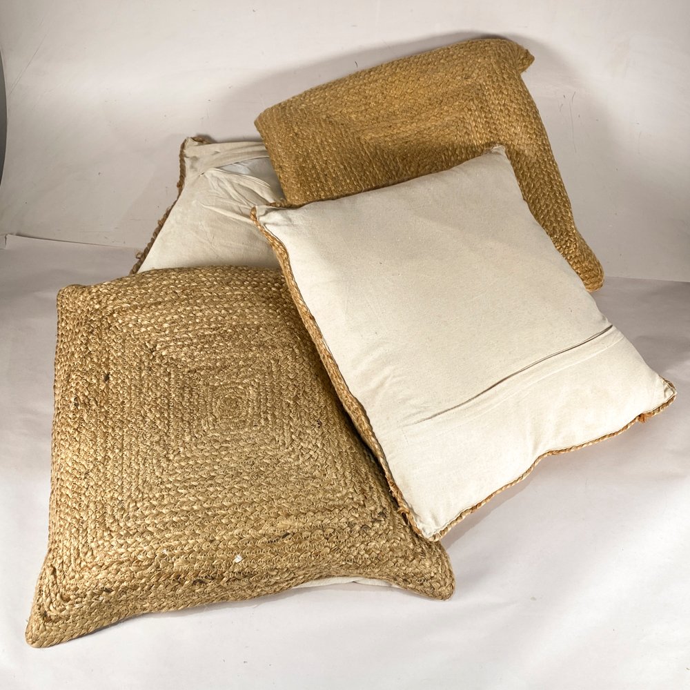 Cuatro Almohadones de Ratan y Tela Natural