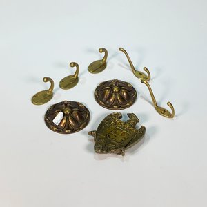 Lote siguiente: Lote de 8 Piezas de Bronce: Molduras Florales, Perchas y Cenicero con Águila
