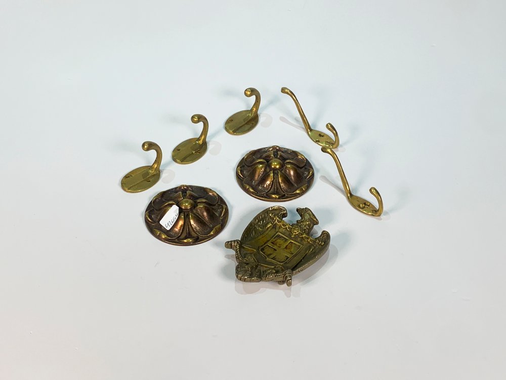 Lote de 8 Piezas de Bronce: Molduras Florales, Perchas y Cenicero con Águila