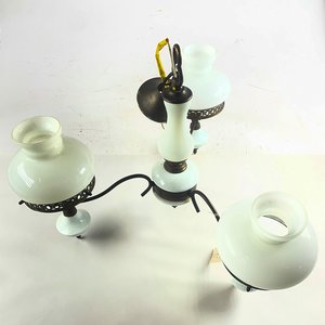 Araña de Vidrio Blanco y Metal con Pantallas - imagen 2