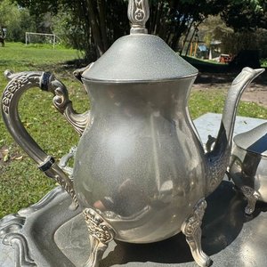 1 juego de té antiguo en peltre con finos detalles ornamentales (2 teteras, 1 lechera, 1 azucarero, 1 fuente) - imagen 6