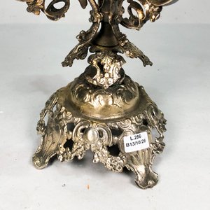 Candelabro de Metal Labrado para Cuatro Velas - imagen 4