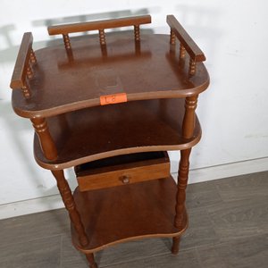 Mesa Auxiliar de Madera con Estante, Cajón y Barandilla - imagen 3