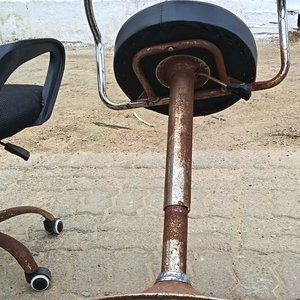 Dos Sillas de Oficina y Taburete con Detalles – Se Vende a la Vista - imagen 7