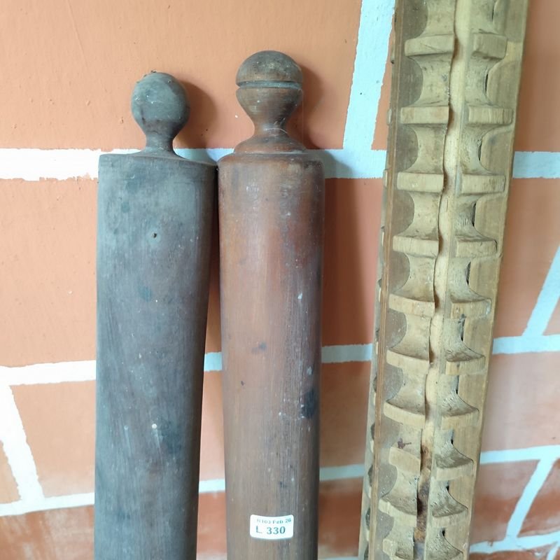 Palotes de amasar antiguos y objetos de madera para decoración - imagen 2