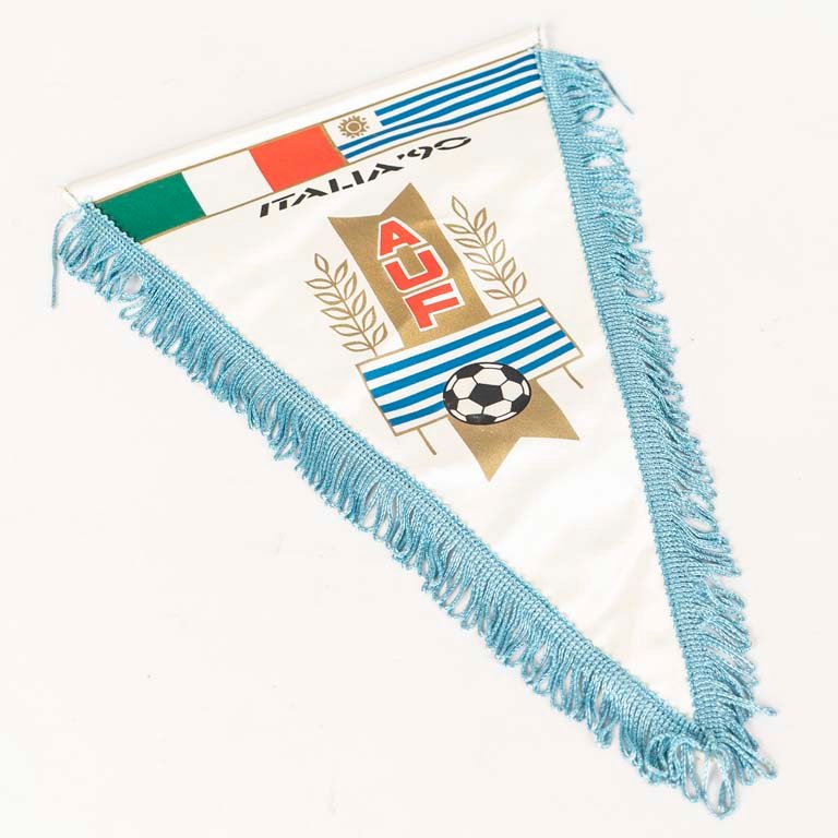 Lote siguiente: Banderín de la AUF Mundial Italia 90´ - Pennant de la Copa Mundial de Fútbol de 1990